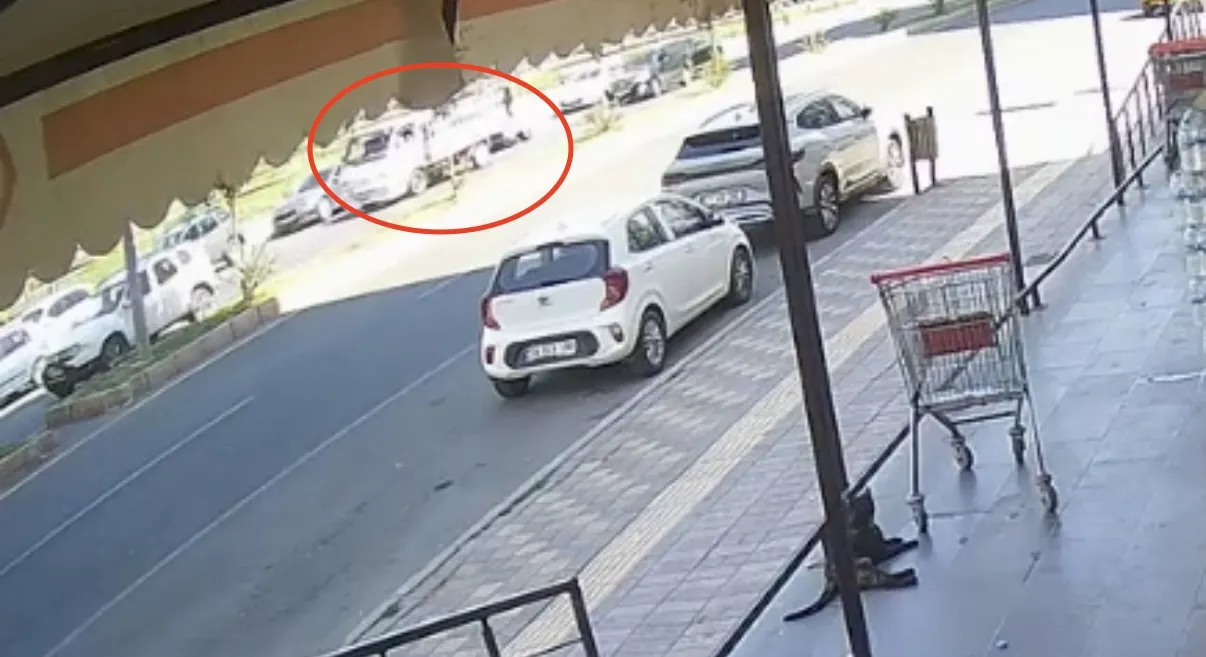 Diyarbakır'da saniyelerle gelen acı son: Kapı açıldı, motosikletli yola savruldu
