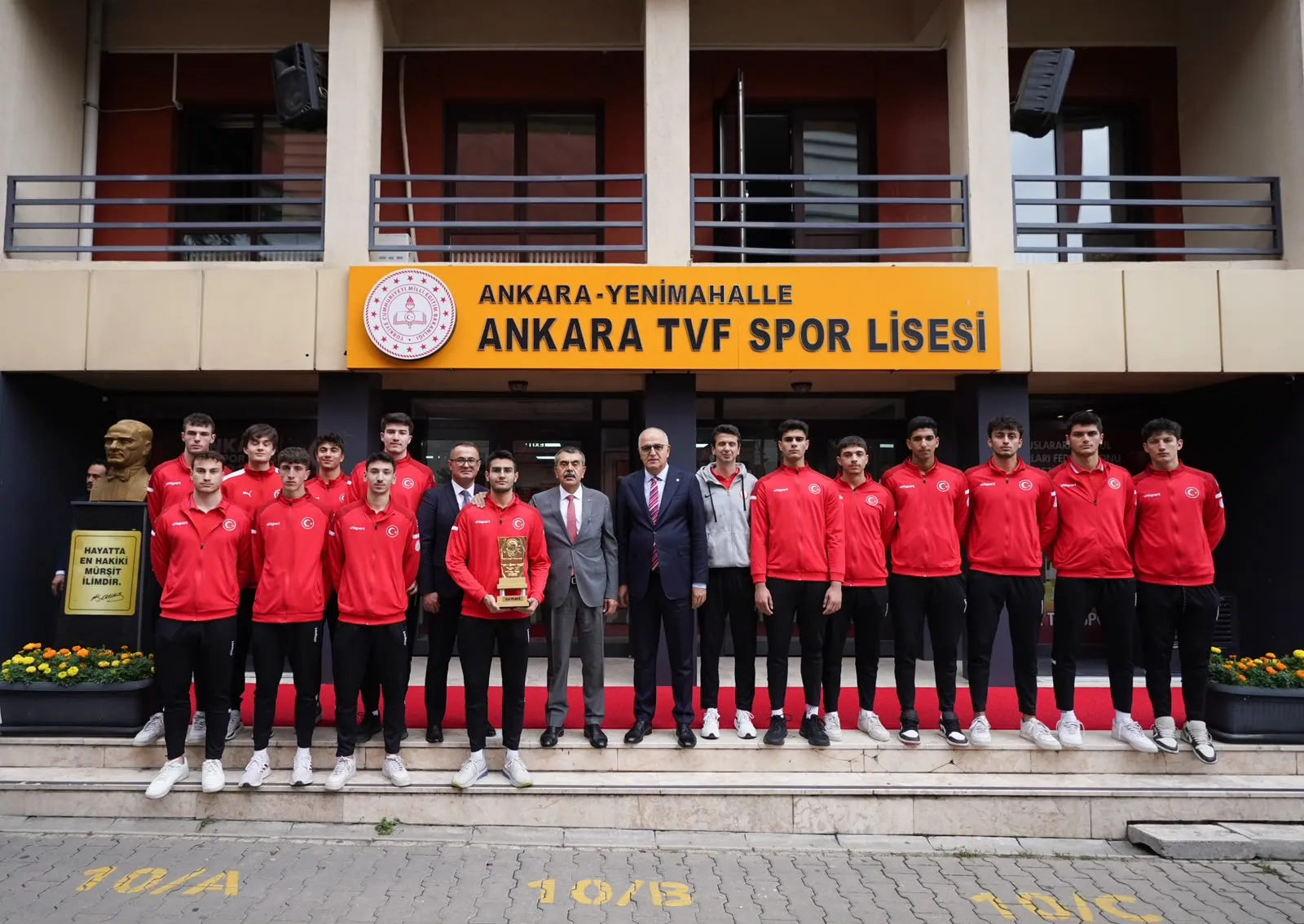 Dünya şampiyonlarının antrenmanına sürpriz ziyaret: Bakan Tekin'den spor lisesine yeni müjde