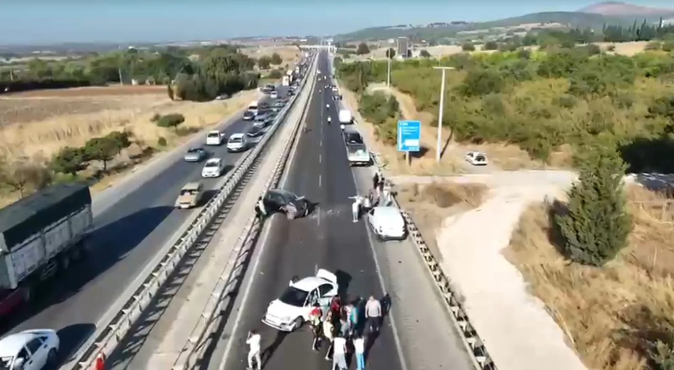 Bursa'da sabah trafiğinde kabus: Yola dökülen mazot 9 aracı birbirine kattı