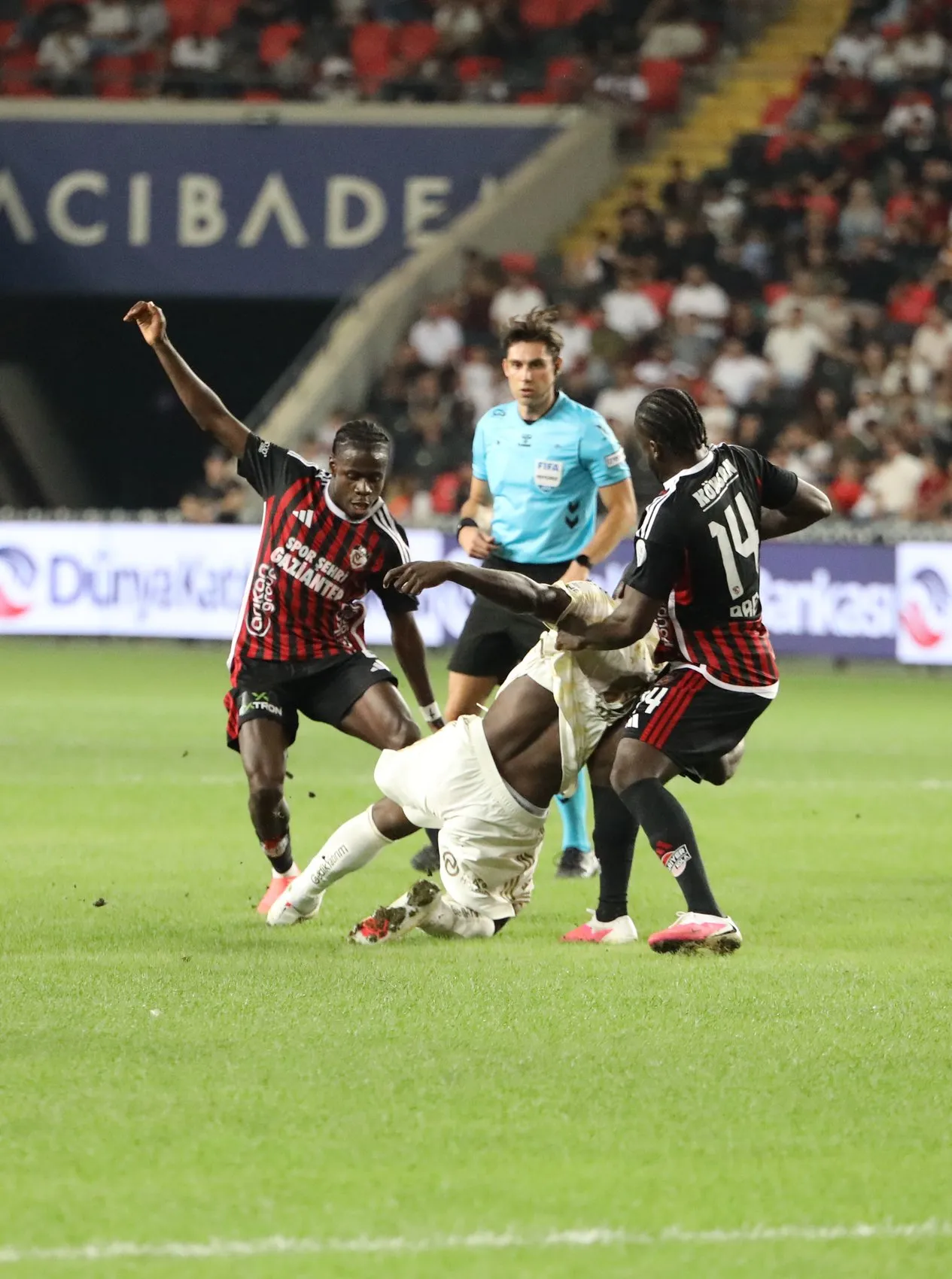 Gaziantep'te nefes kesen düello: Fenerbahçe puanı direklere takıldı