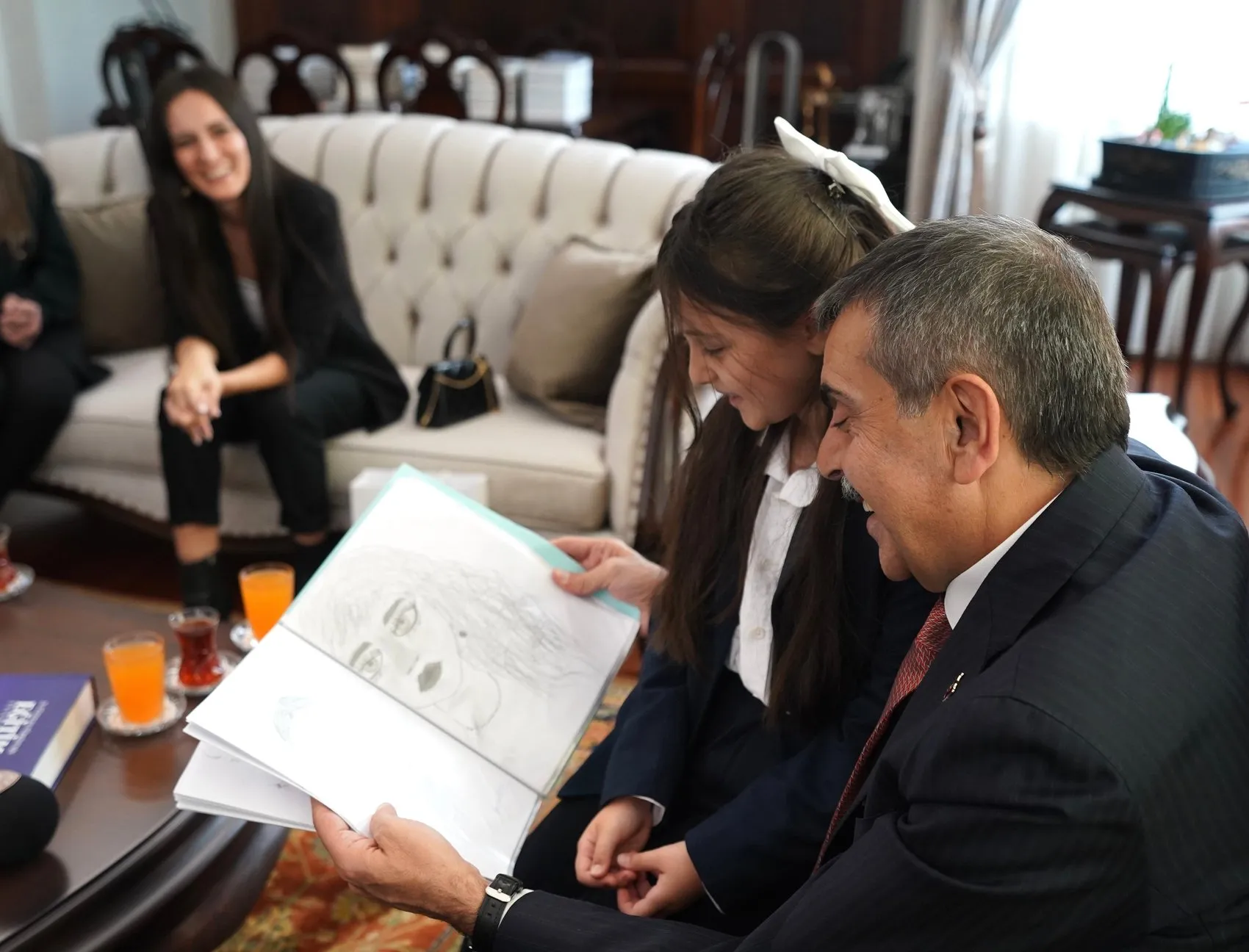 Cumhurbaşkanı ile aynı sahneyi paylaşan minik yetenekler Bakanlıkta ağırlandı