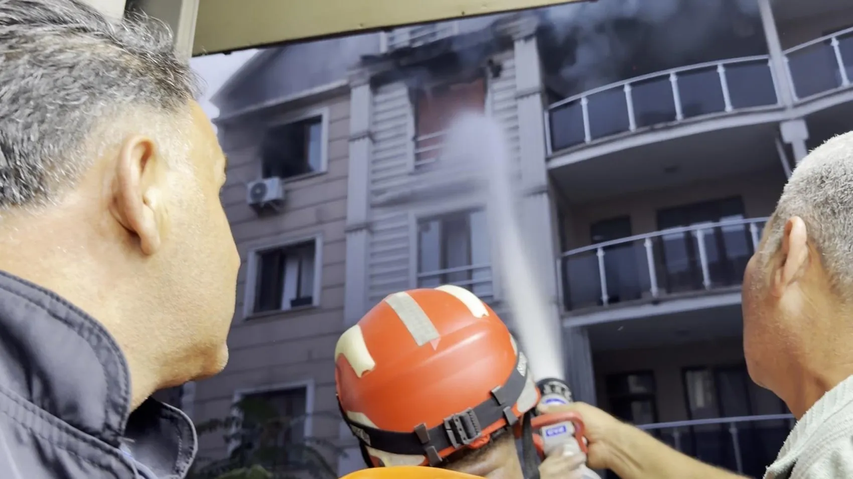 Iğdır'da apartman duman altında kaldı: İtfaiye ekipleri mahsur kalanları böyle kurtardı