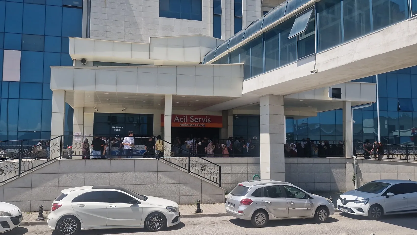 Düzce'de dehşet anları: Güvenlik kamerasına yansıyan çarpışma üç kişiyi hastanelik etti