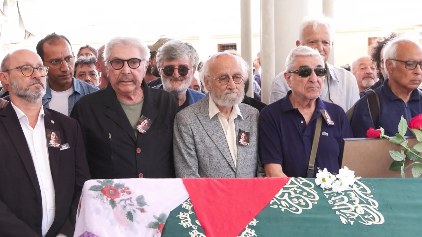 Sanat dünyası Arsen Hala'sını uğurladı: Gülsen Tuncer son yolculuğuna mor çiçekli tülbentiyle çıktı