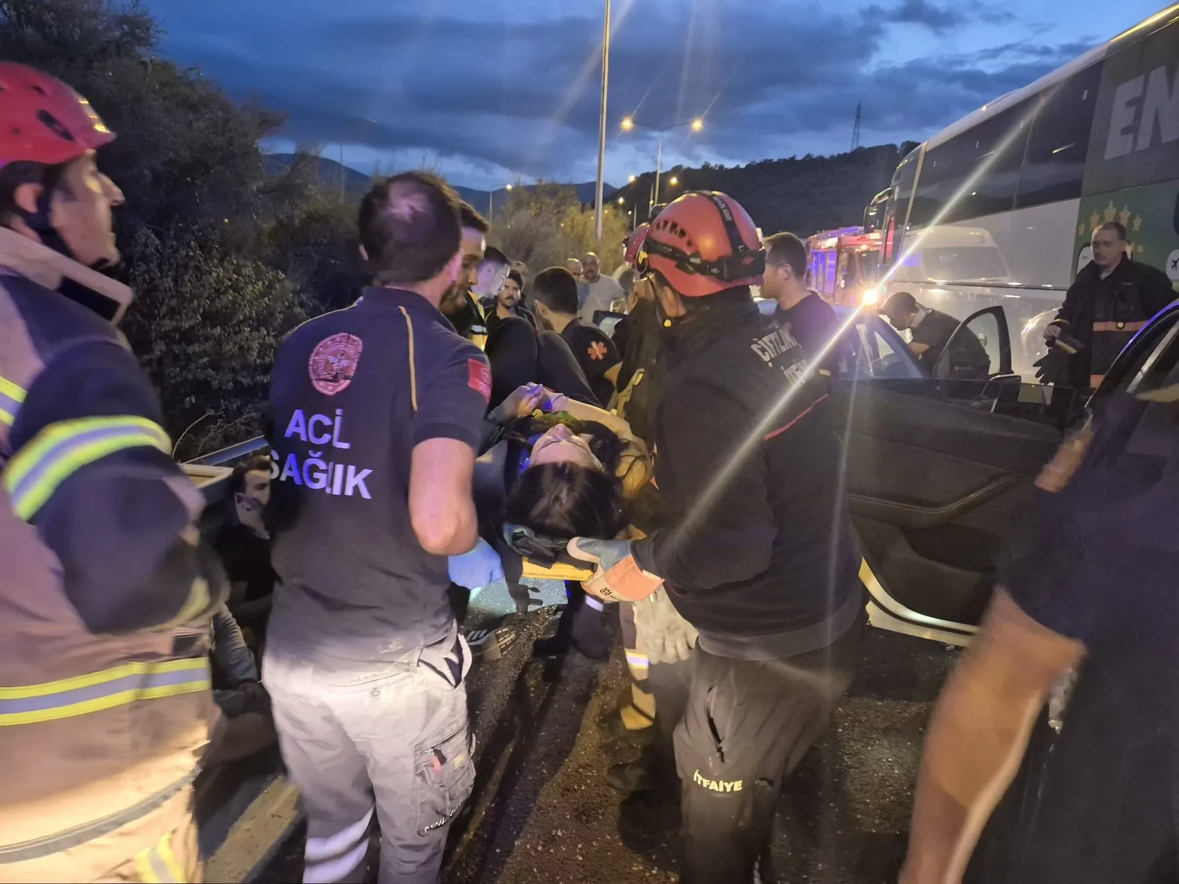 Yalova'da geceyi kabusa çeviren zincirleme kaza: 7 araç birbirine girdi