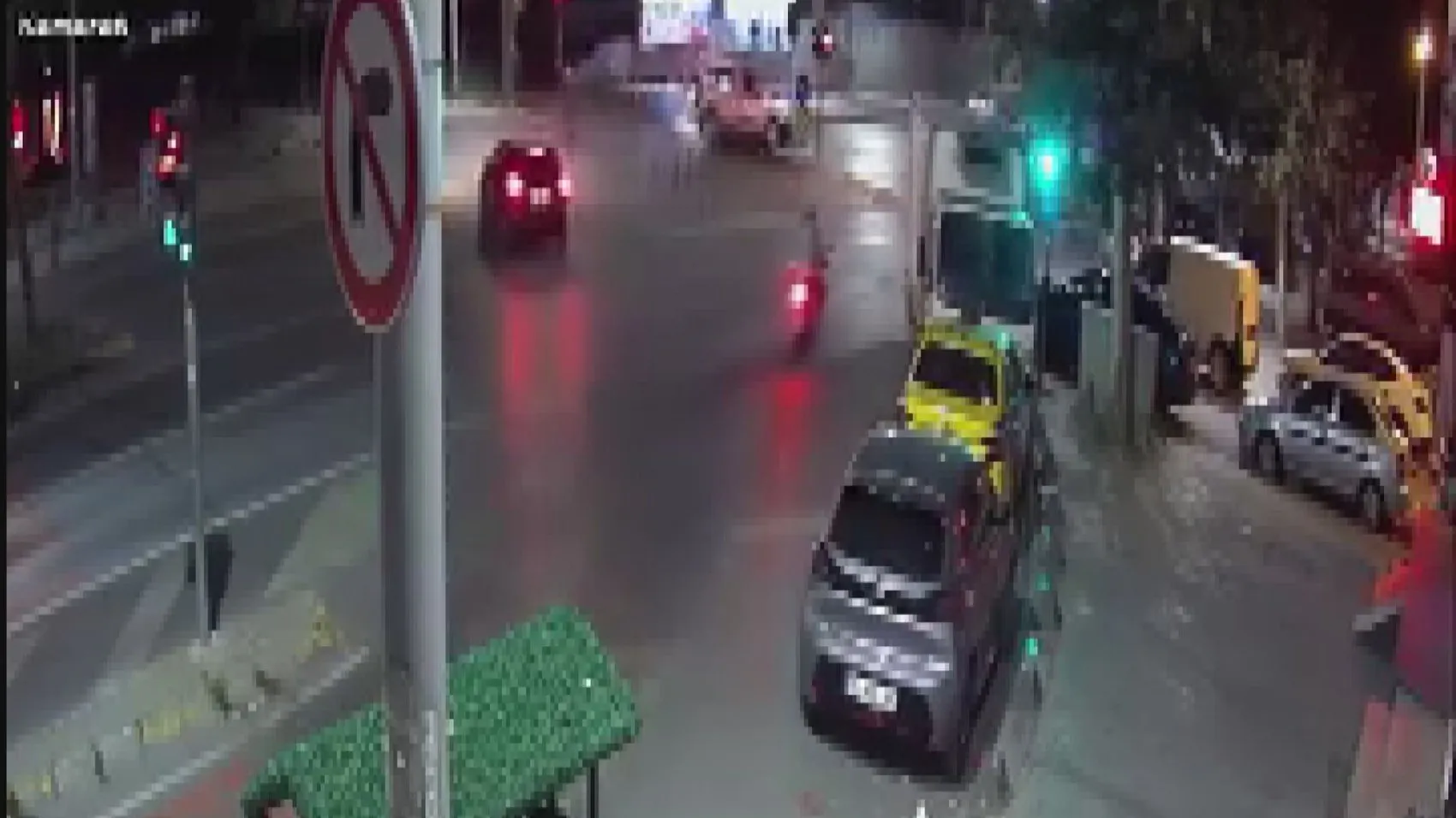 Sultangazi'de gece yarısı dehşeti: Üç aracın karıştığı kazada beş kişi hastanelik oldu