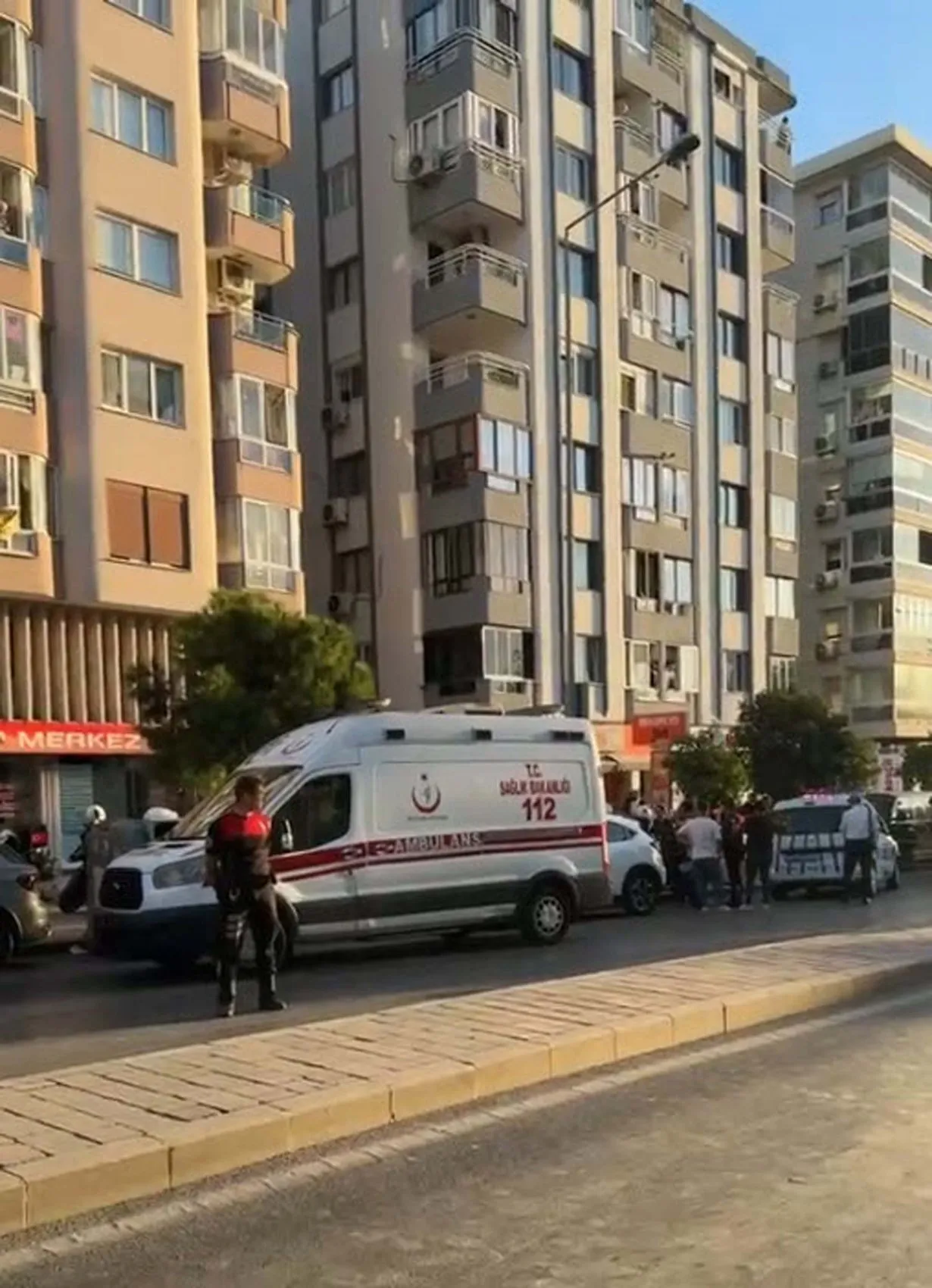 Karabağlar'da banka şubesinde korku dolu anlar: Silahlı kişi içeride dehşet saçtı