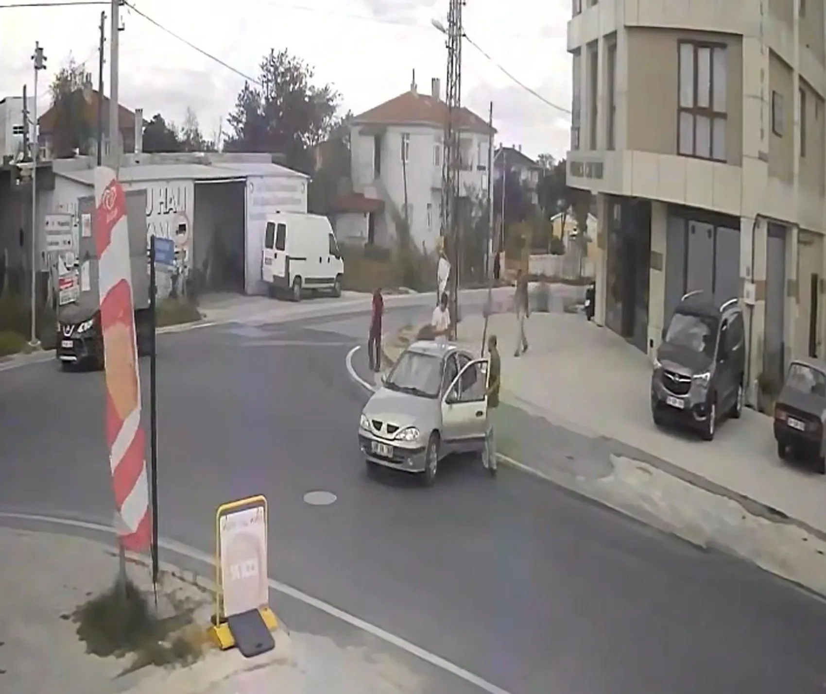 Kaza sonrası şaşkına çeviren anlar: Tabelayı suçlu ilan edip sökmeye kalkıştı
