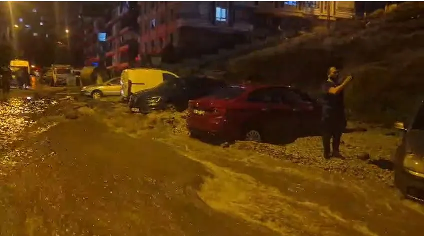 Keçiören'de sağanak felaketi: Yol çöktü, araçlar enkaz altında kaldı