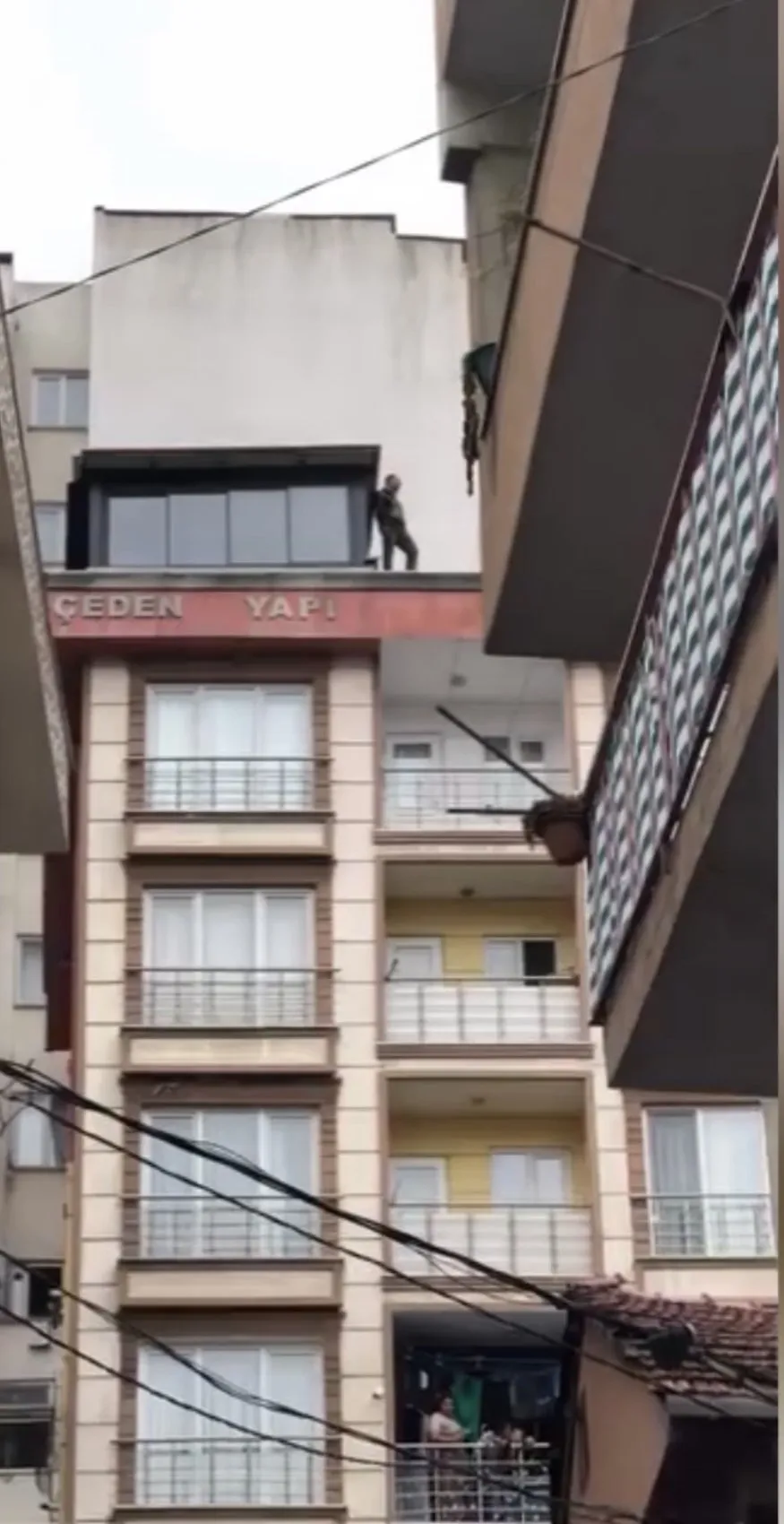 Kağıthane'de çatıdaki dram: Eşi iki aydır dönmeyince çareyi intihar girişiminde buldu