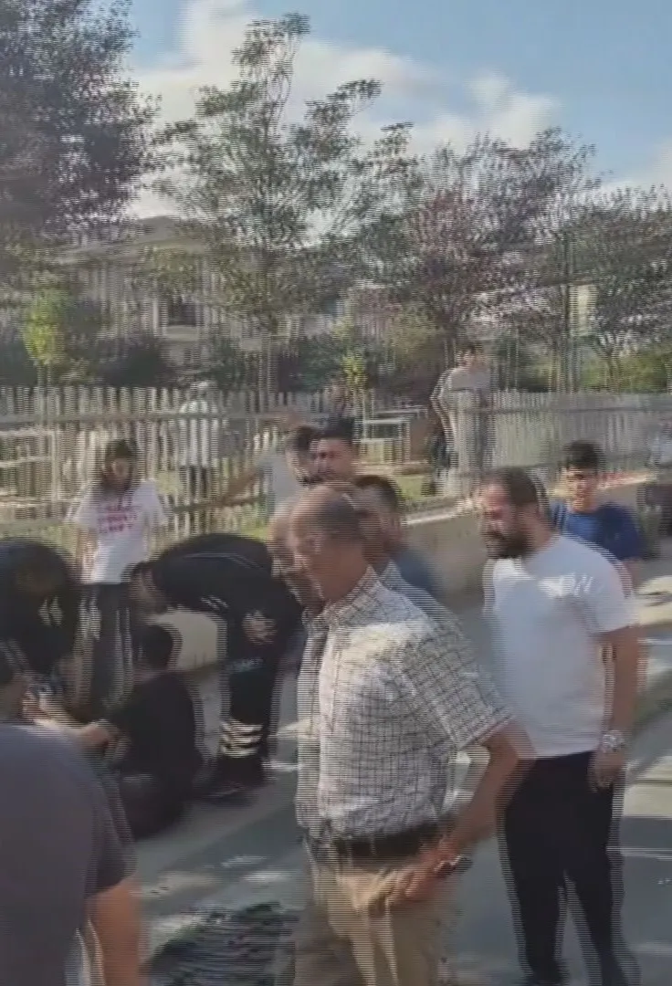 Güngören'de durak dehşeti: Otomobil bekleyenlerin arasına daldı