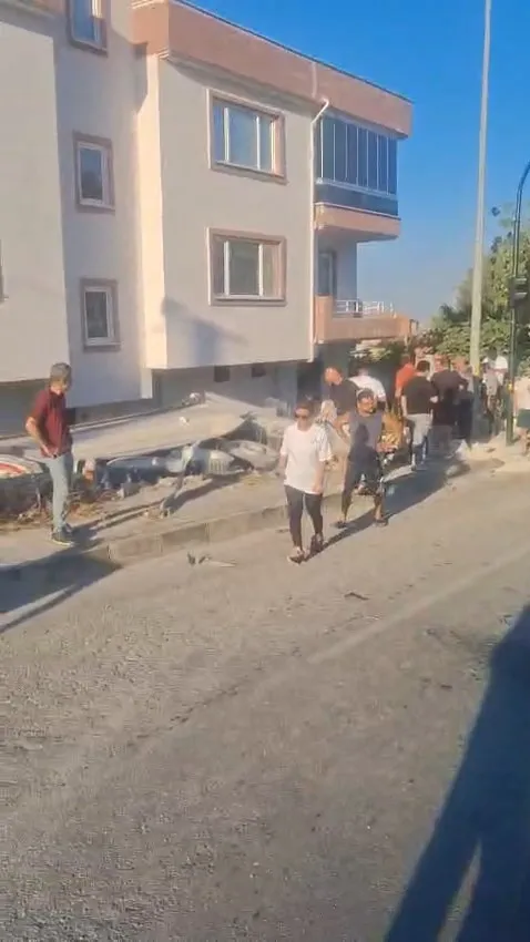 Nilüfer'de dehşet anları: Kontrolden çıkan kamyon bahçeye uçtu
