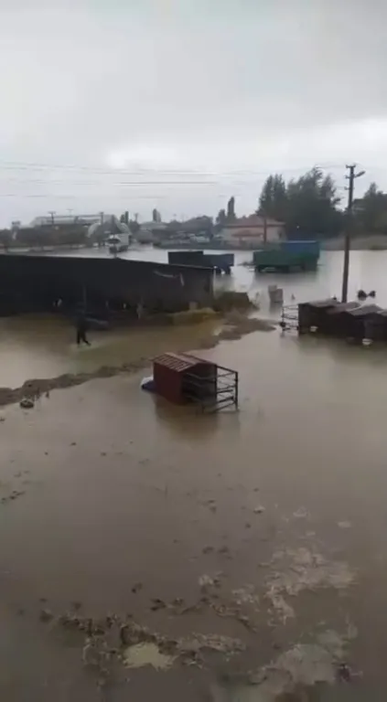Niğde'de aniden bastıran sağanak tarım arazilerini sular altında bıraktı