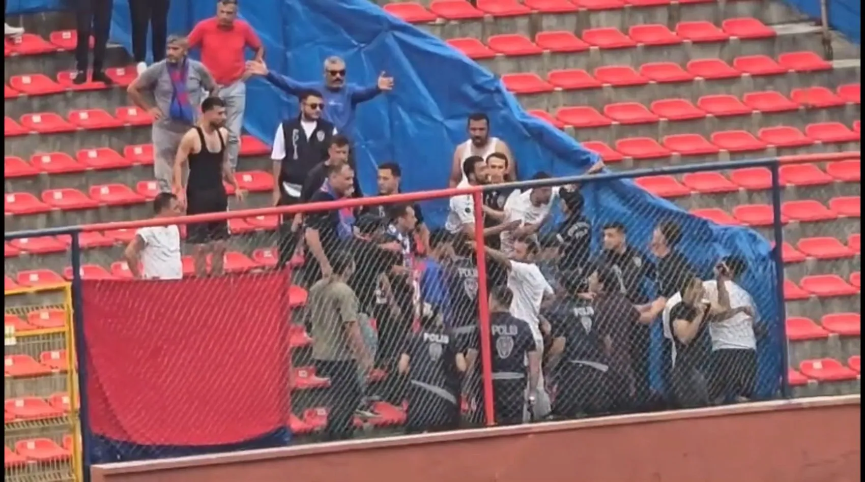 Tribünlerde gergin bekleyiş: Zonguldak'ta futbol heyecanı yerini arbedeye bıraktı