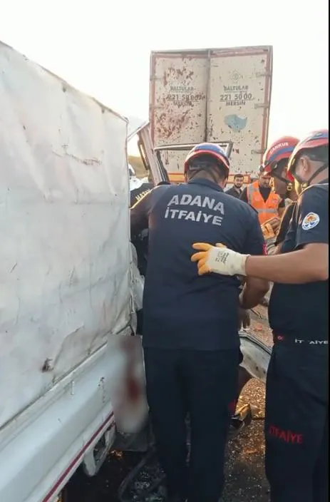 TAG Otoyolu'nda feci kaza: Kamyonet TIR'ın altına girdi
