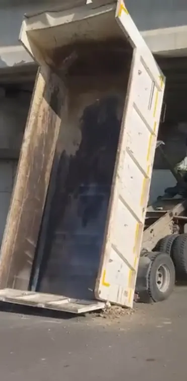 Adana'da şaşkına çeviren kaza: Seyir halindeki kamyon köprüye saplandı