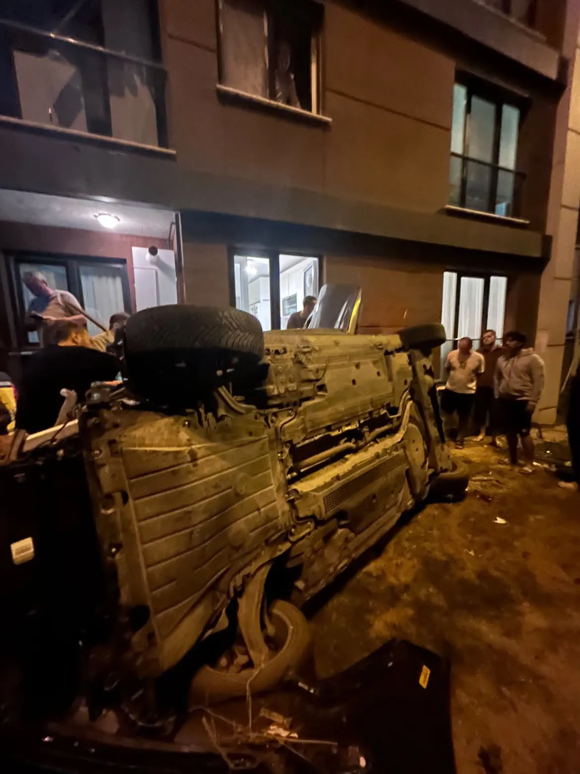 Eyüpsultan'da korkunç kaza: Kontrolden çıkan otomobil 15 metreden bahçeye çakıldı