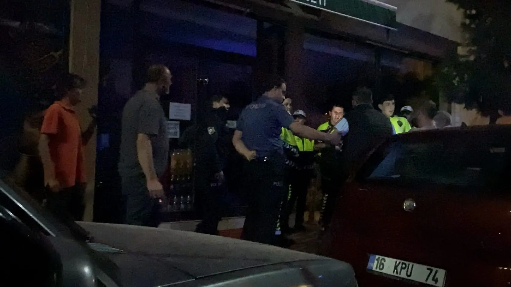 İnegöl'de alkollü sürücü ve arkadaşlarının polis ekipleriyle yaşadığı gergin anlar kamerada