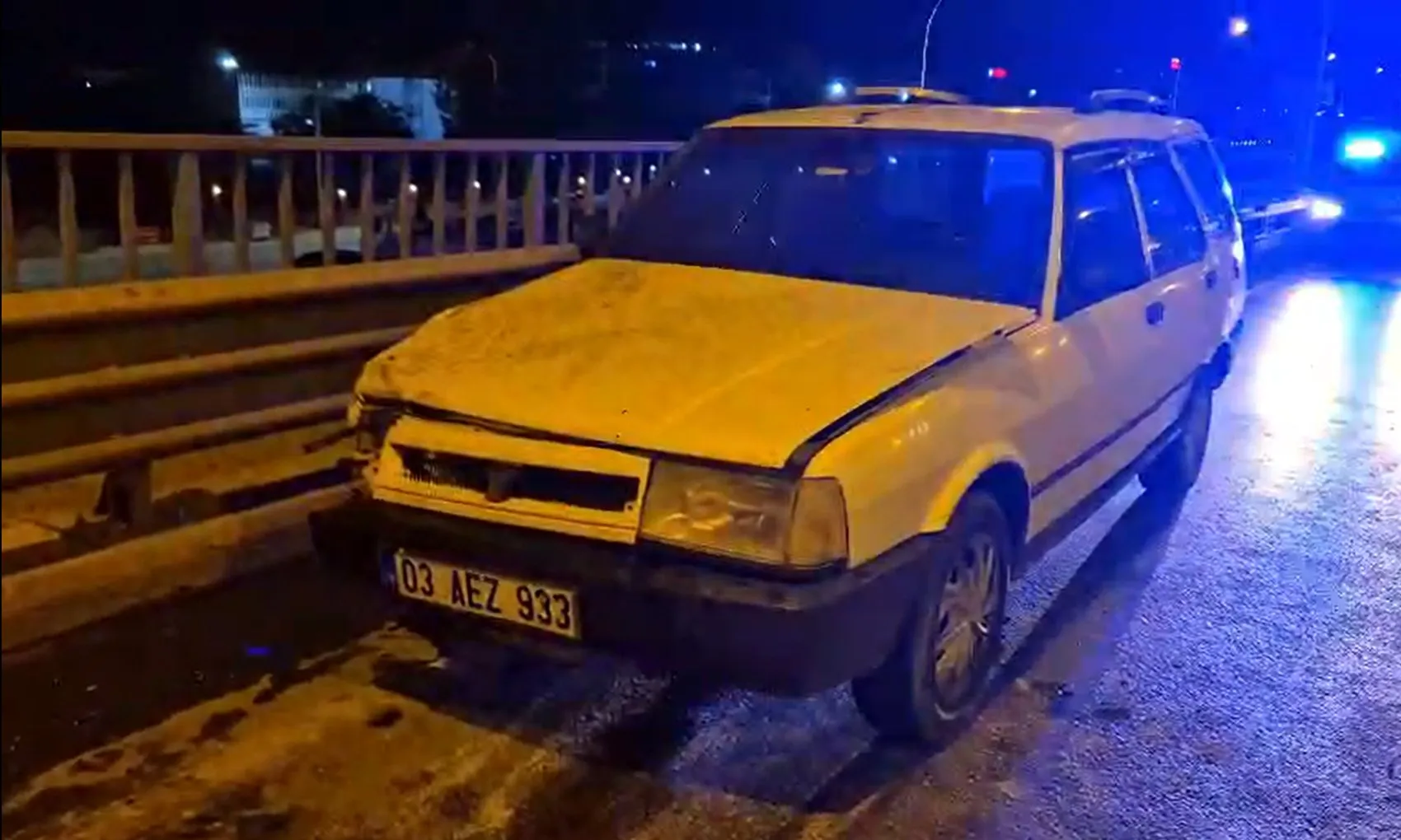 Afyonkarahisar'da dehşet anları: TIR köprüde asılı kaldı