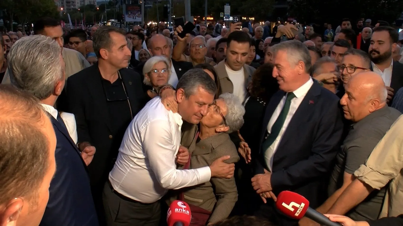 Özgür Özel'den Bursa'da dikkat çeken çıkış: Beni listenin eksik kalan yerine yazın
