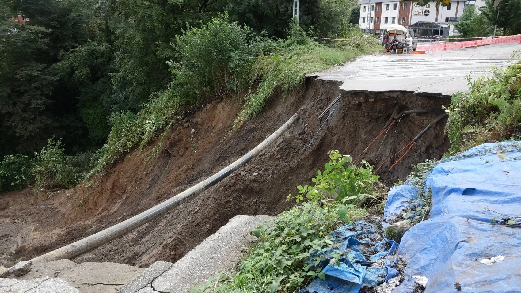 Trabzon'da gece yarısı dehşeti: Yol çöktü, araç dere yatağına uçtu