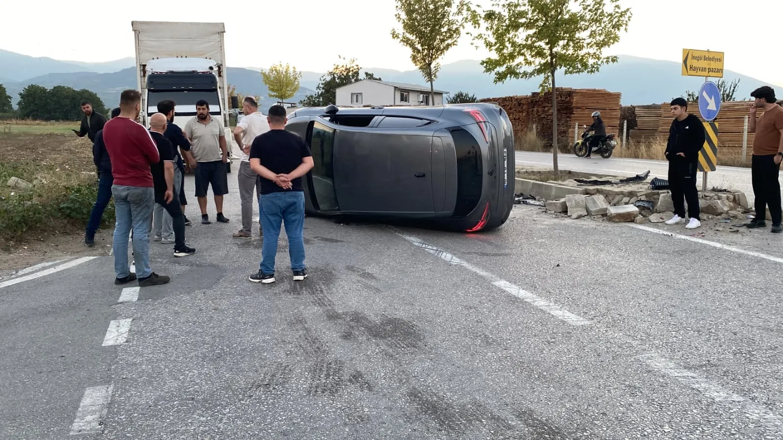 İnegöl'de saniyelerle yarışan sürücünün kaza anı kamerada