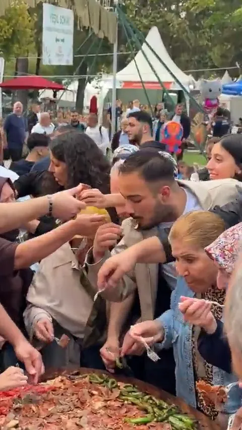 Bursa'nın fetih yıl dönümünde devasa lezzet şöleni: 3 metrelik tepside 50 kilo İskender