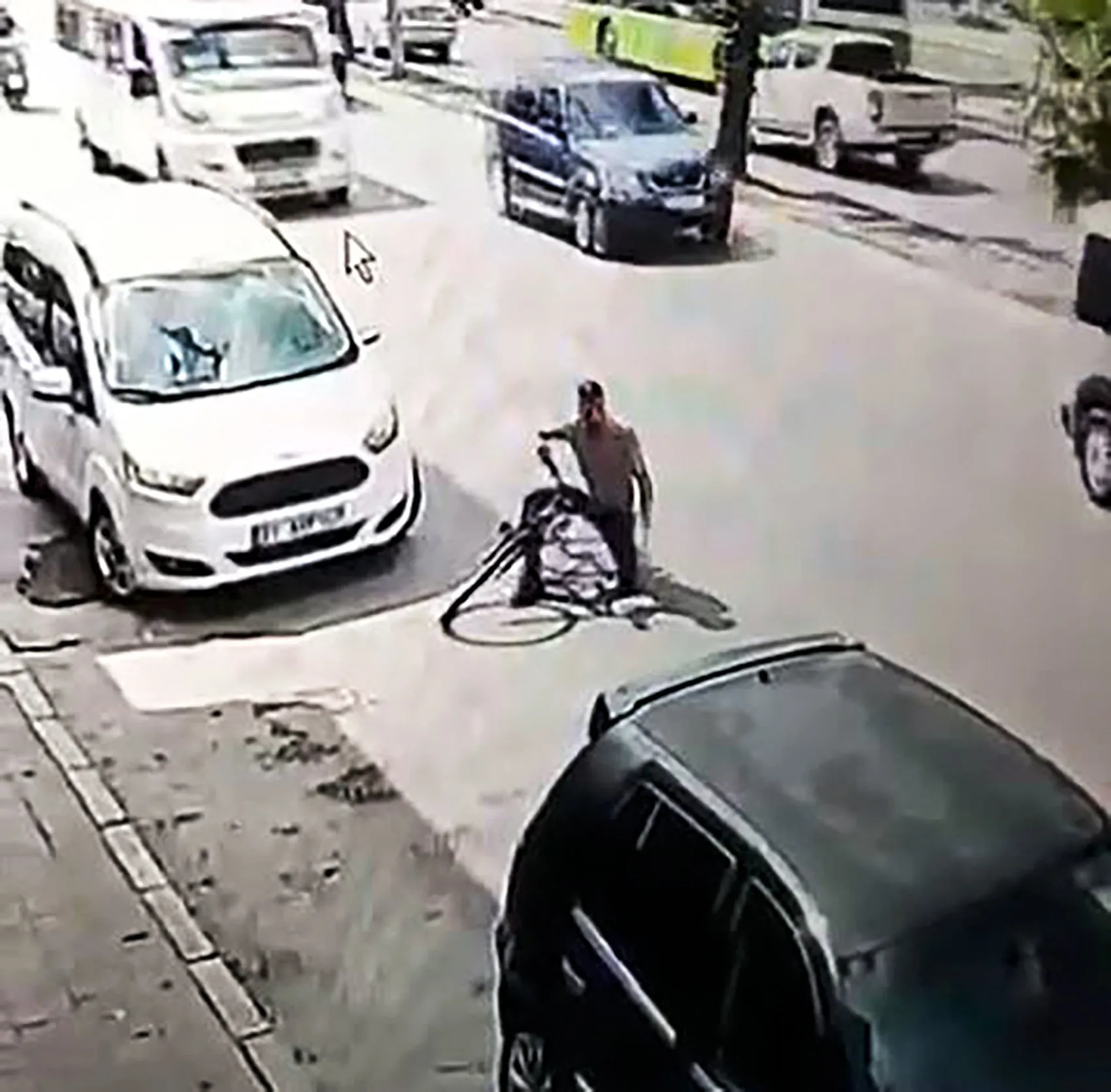 Adana'da dehşet anları: Otobüsün açık kapısı bisikletliyi yola savurdu