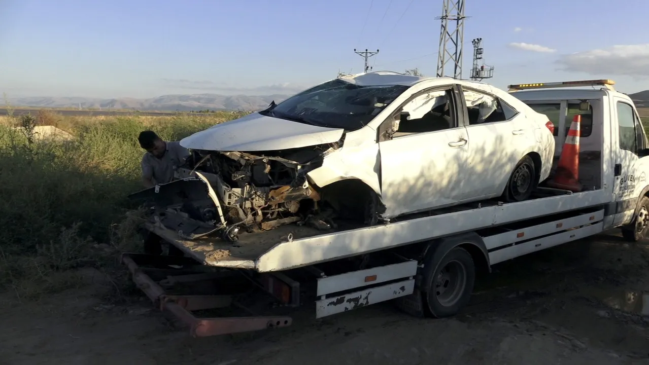 Yeşilhisar yolunda korkunç kaza: Araç hurdaya döndü, üç kişi yaralandı