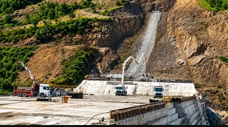 Baraj şantiyesinde korkunç kaza: Genç işçi ağır yaralandı