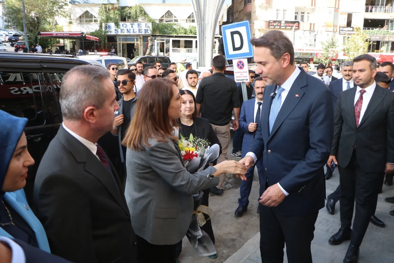 Hakkari'de maden müjdesi: Bakan Bayraktar esnafla çay içip gelecek planlarını anlattı