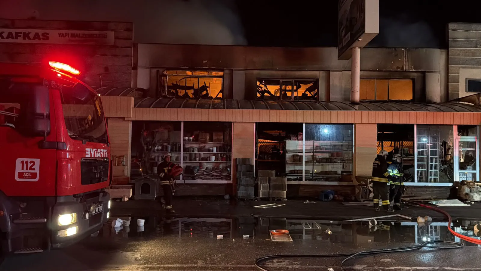 Baksan Sanayi Sitesi'nde geceyi aydınlatan alevler: TOMA'lar söndürme çalışmalarına katıldı