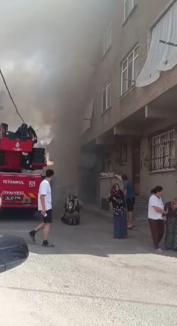 Kartal'da korku dolu anlar: Alevlerin arasında kalan iki kişi son anda kurtarıldı