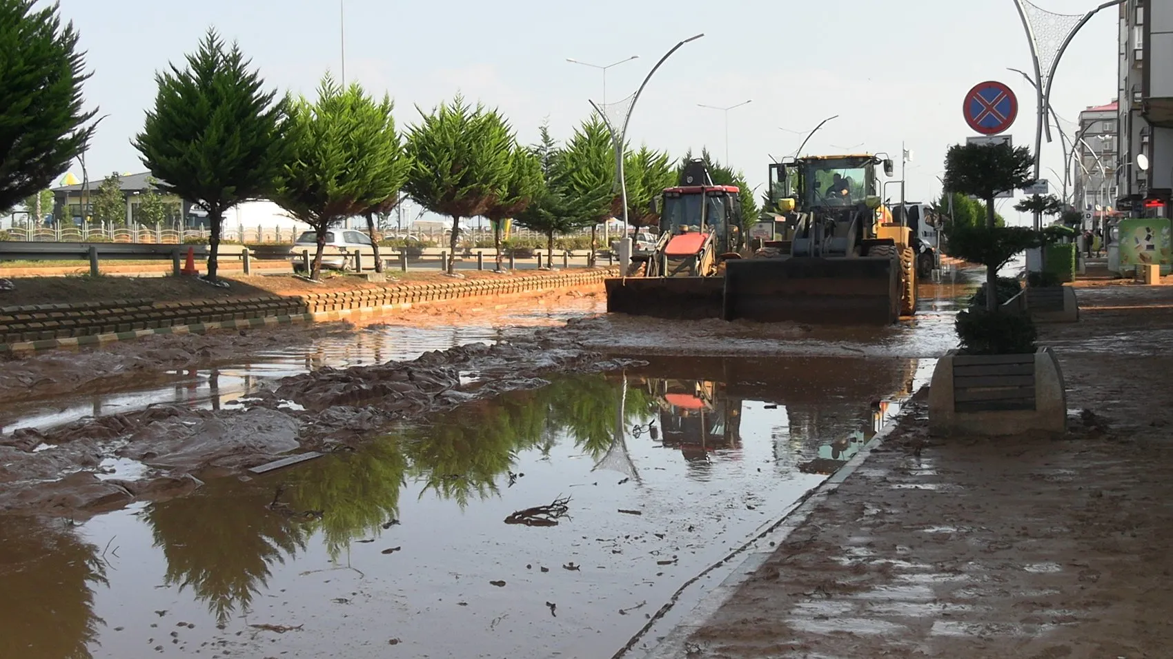 Rize'de selin ardından geriye balçıkla kaplı bir şehir kaldı: Hasar tespiti için seferberlik