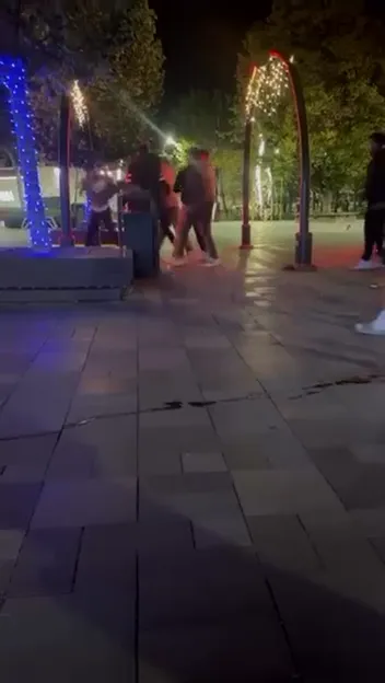 Valilik Meydanı'nda gece yarısı şiddet: Tekme ve yumruklar havada uçuştu