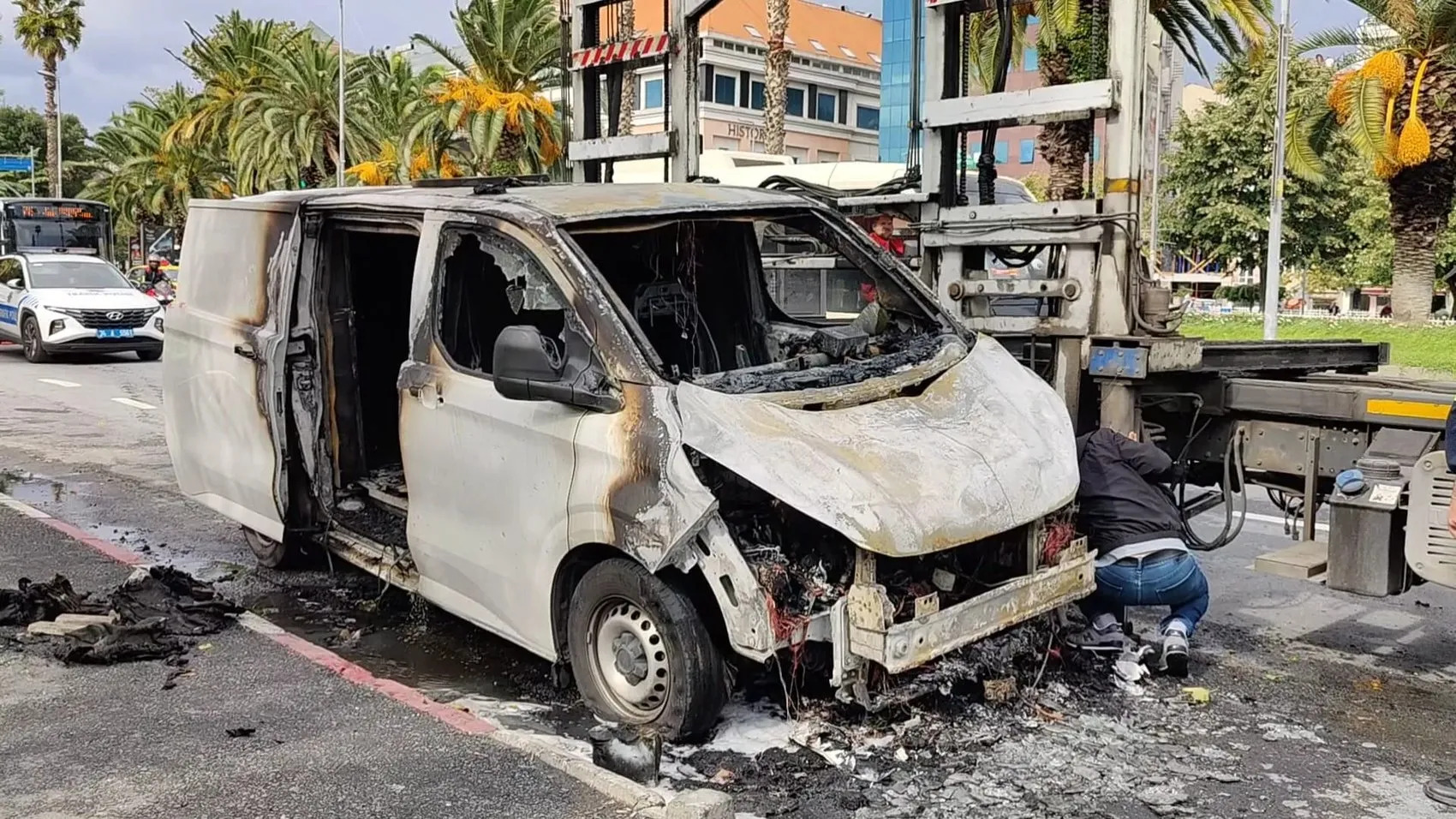 Vatan Bulvarı'nda korku dolu anlar: Seyir halindeki minibüs alevlere teslim oldu
