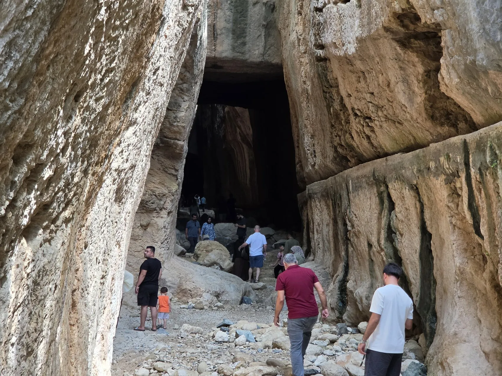 İnsan Emeğinin Devasa Mirası: Binlerce Esirin Kazdığı Tünel Turist Akınına Uğruyor