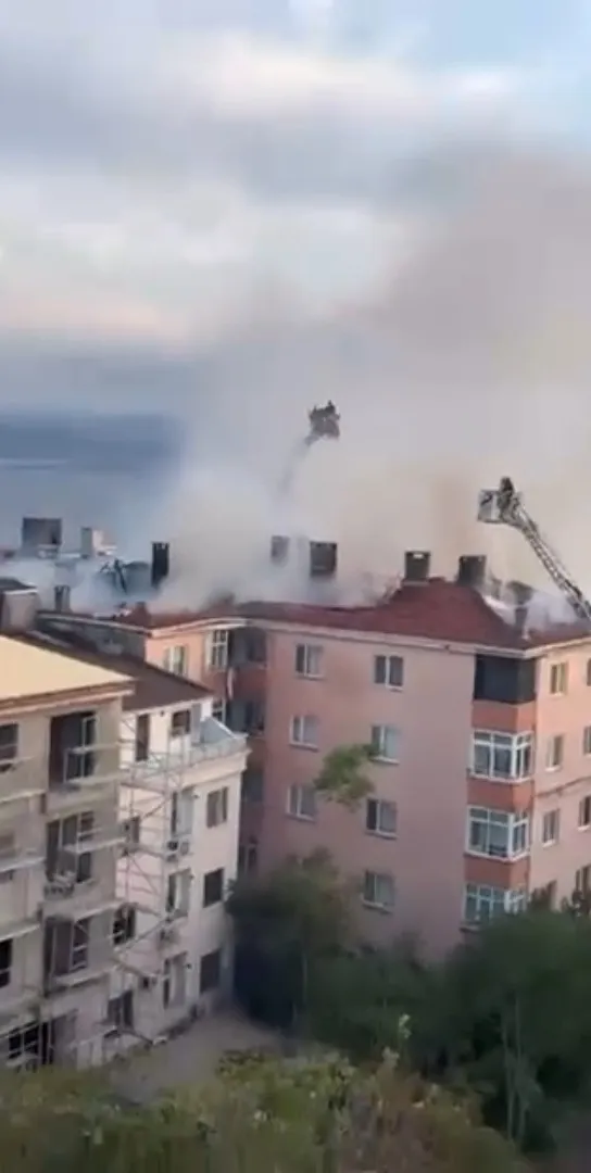 Darıca'da akşam saatlerinde korkutan yangın: Çatı alevlere teslim oldu