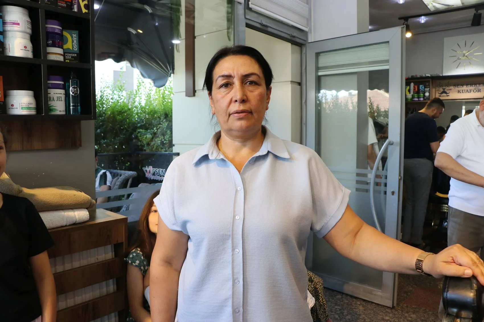 Muhtar koltuğuna oturdu mesleğini bırakmadı: 70 bin nüfuslu mahallede makas sesleri hiç susmuyor