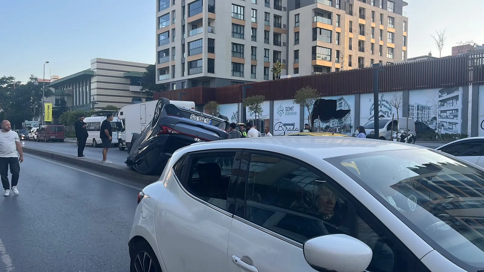 Güngören'de korku dolu anlar: Kontrolden çıkan otomobil takla atarak durabildi