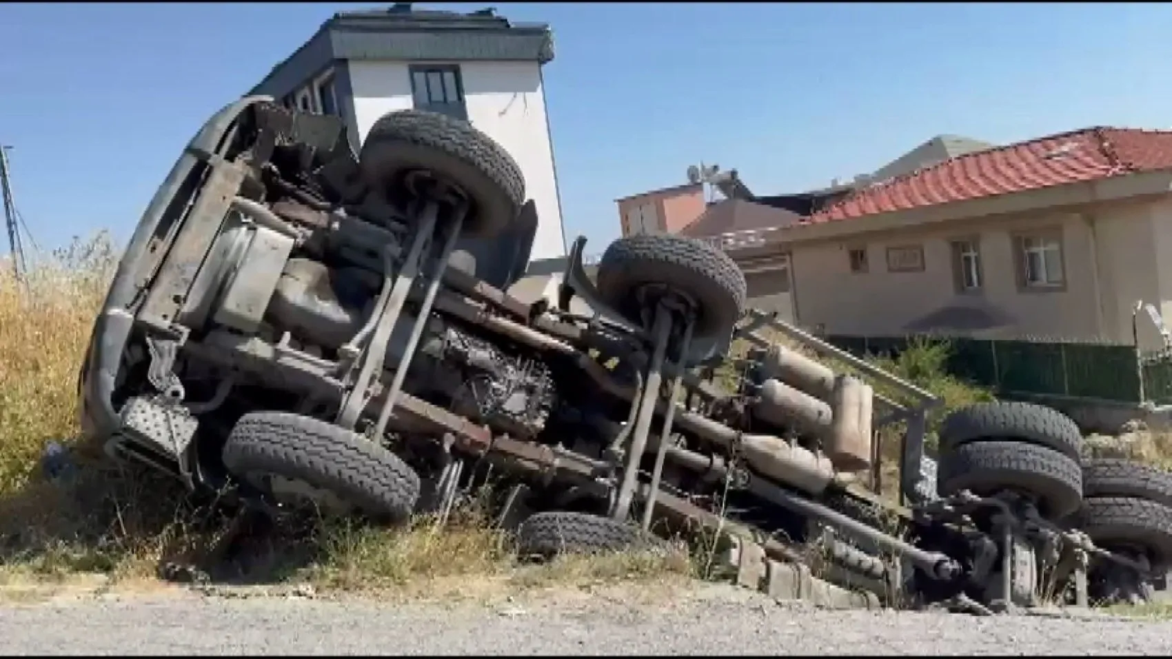 Beylikdüzü'nde inşaat sahasında korkutan kaza: Yol çöktü, mikser şarampole yuvarlandı