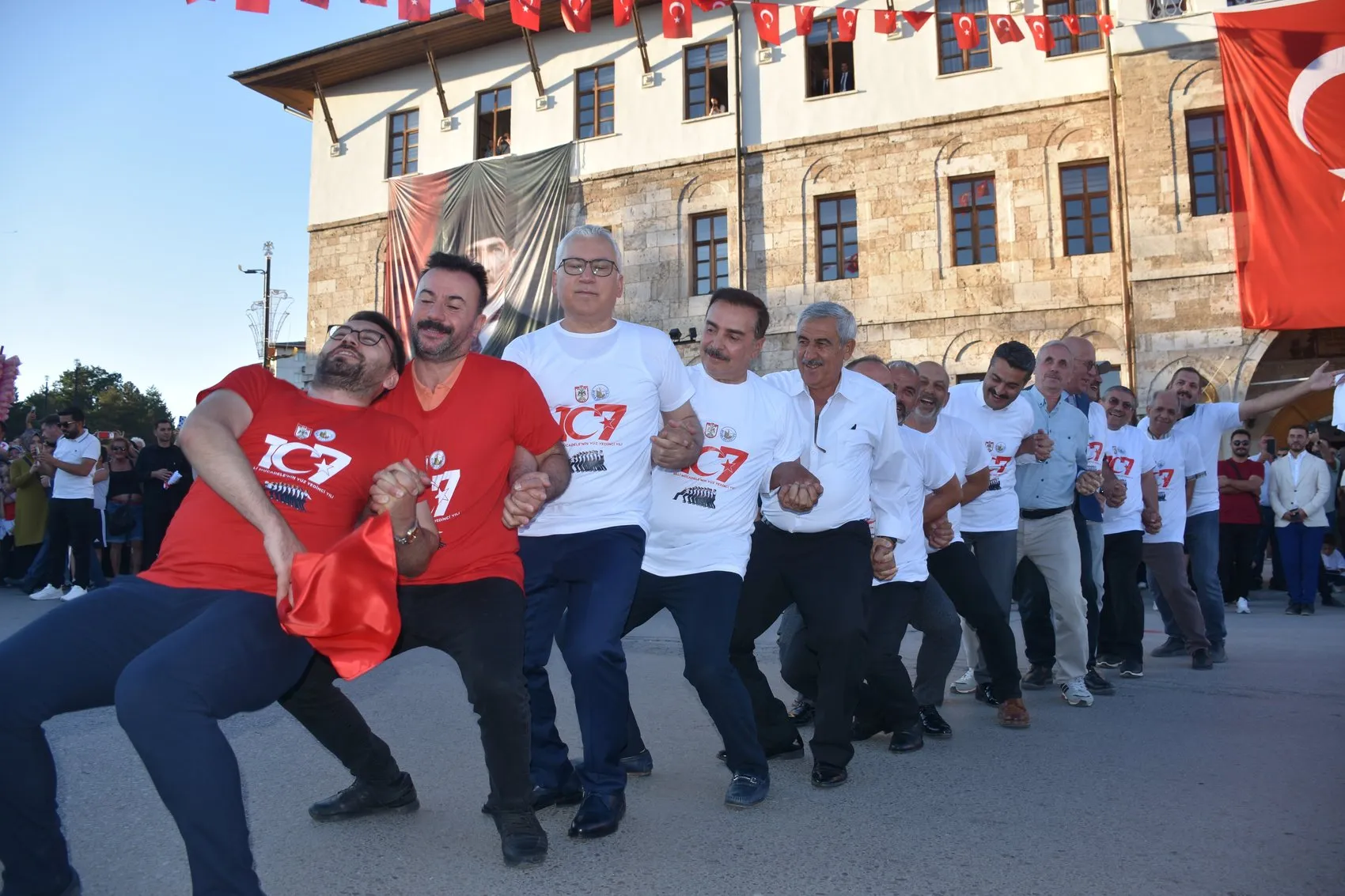 Sivas'ın kalbinde dev buluşma: Binlerce kişi aynı ritimde birleşti