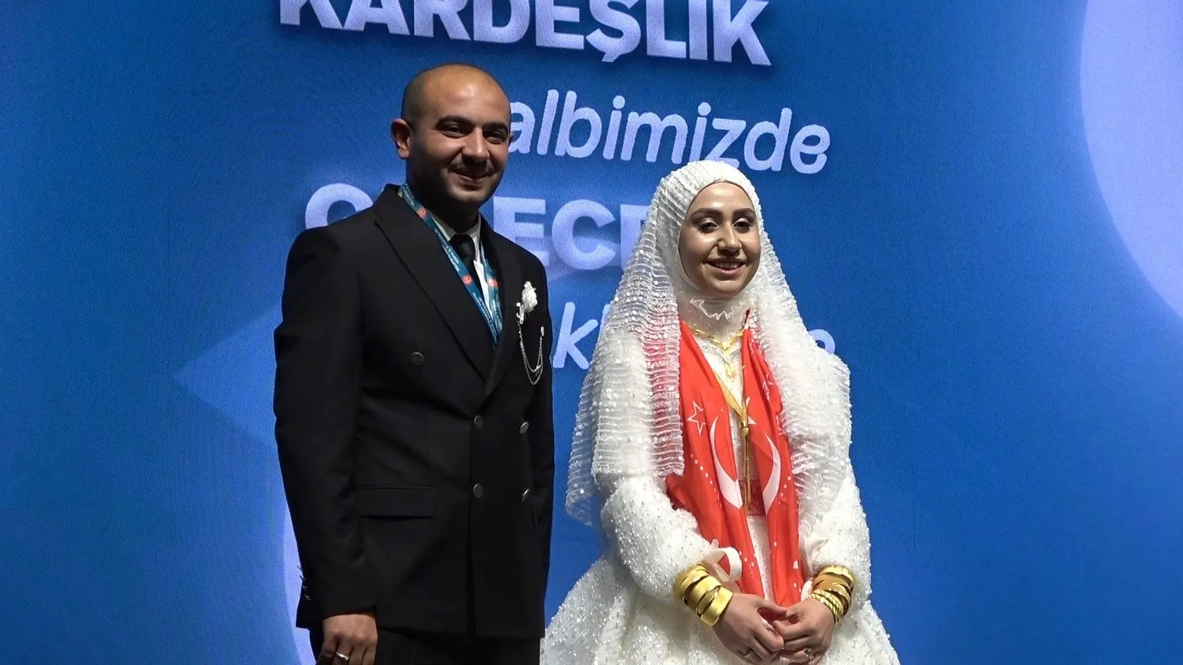 Düğün salonu yerine kongreye koştular: Gelinlik ve damatlıkla oy kullandılar