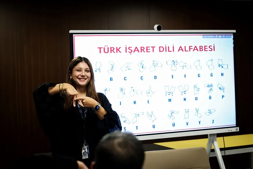 Gökyüzünde sessiz engeller kalkıyor: AJet kabin ekipleri işaret diliyle buluştu