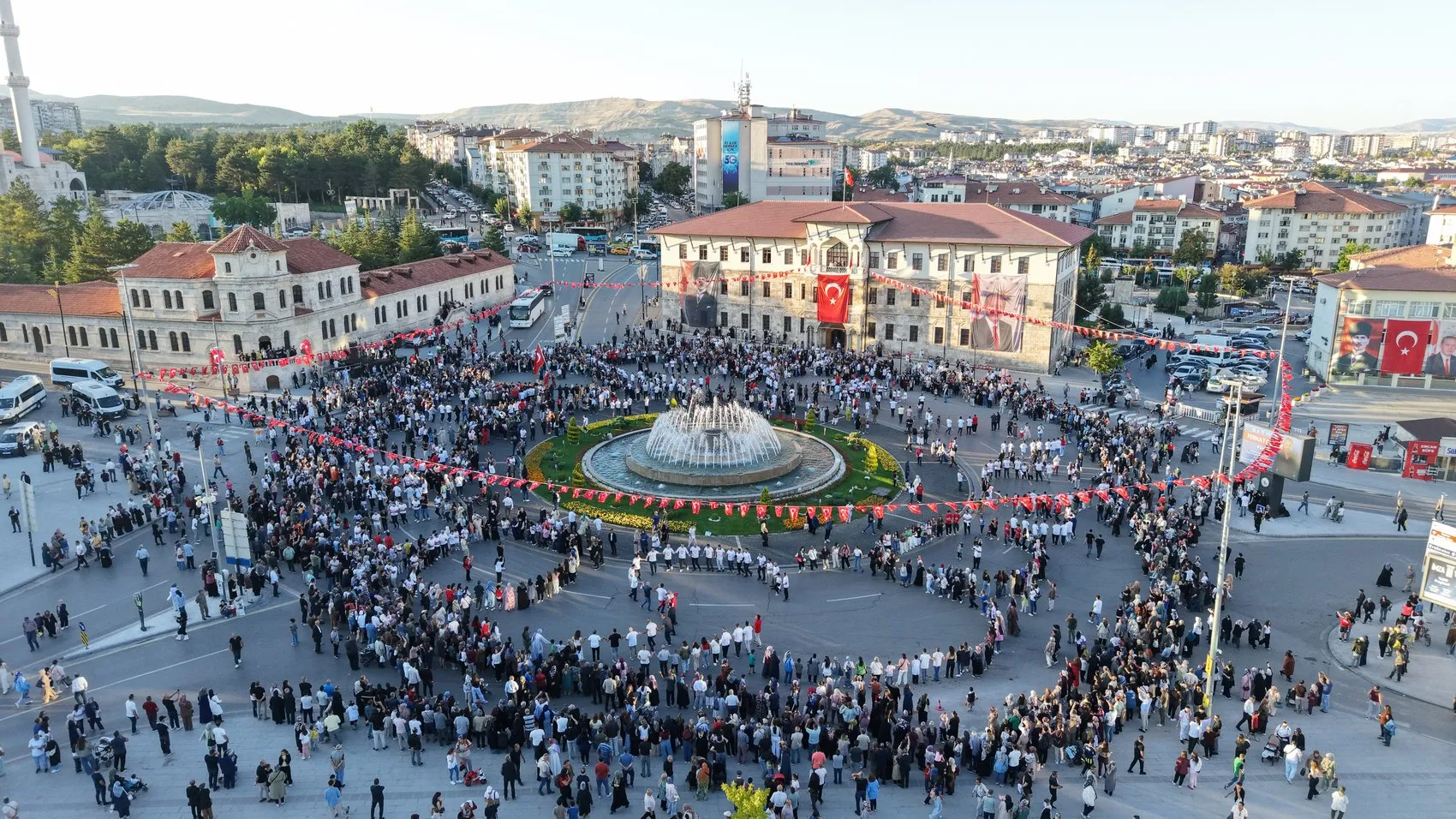 Sivas'ın kalbinde dev buluşma: Binlerce kişi aynı ritimde birleşti