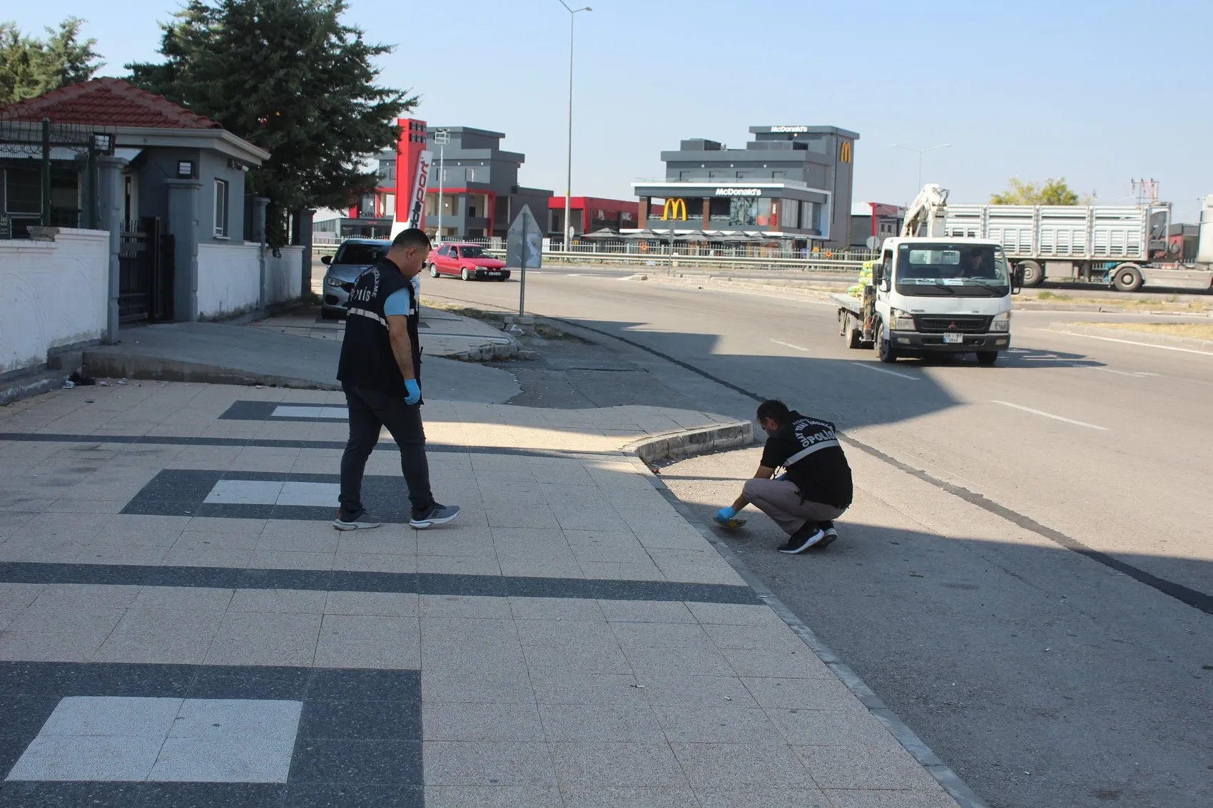 Durakta dehşet anları: Yolcu tartışması silahlı kavgaya dönüştü, şoför yaşam savaşı veriyor