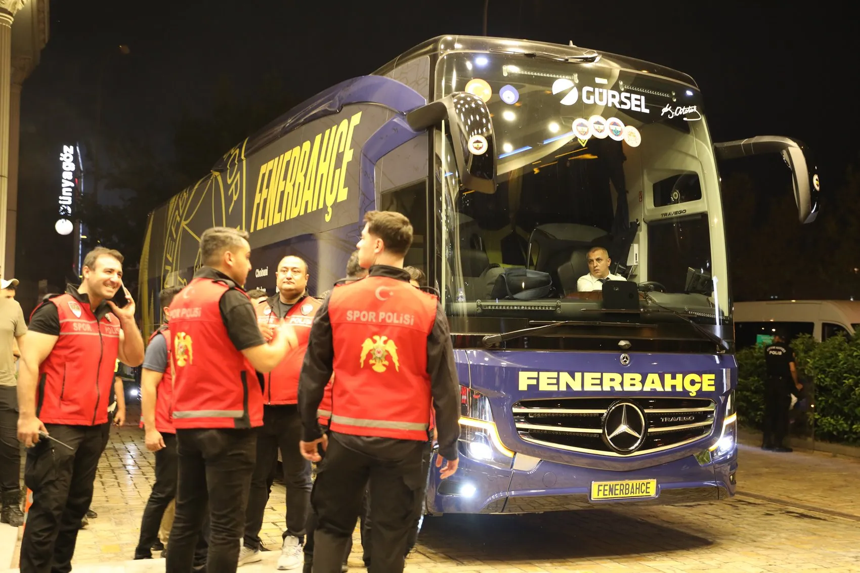 Sarı-lacivertli ekip Gaziantep'te: Taraftarlar havaalanında coşkuyu zirveye taşıdı