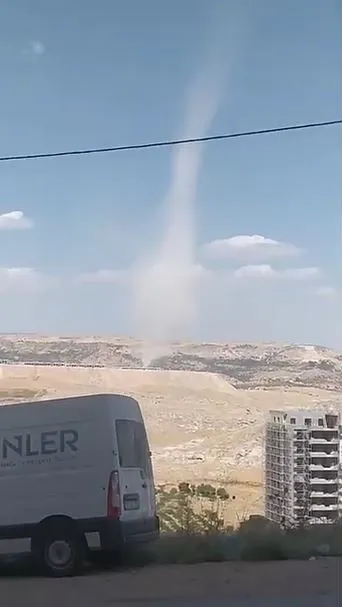 Mardin semalarında şaşkına çeviren doğa olayı: Boş arazide hortum paniği