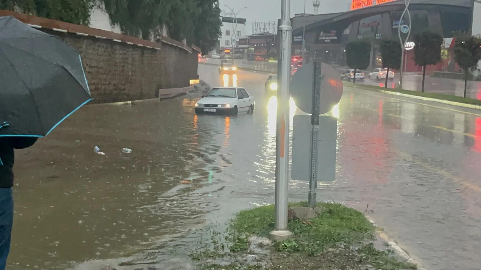 Sakarya'da on yılın en şiddetli yağışı: Şehir merkezinde hayat felç oldu