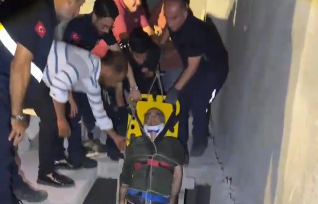 Adıyaman'da gece mesaisinde korku dolu anlar: Bekçi merdiven boşluğuna çakıldı